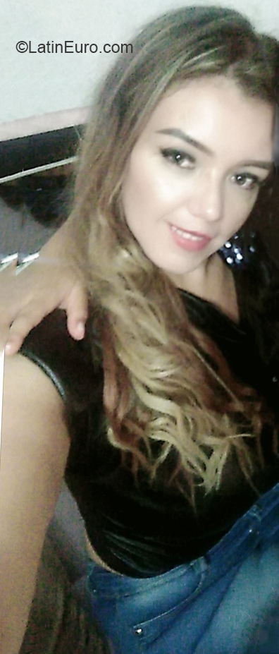 Date this foxy Colombia girl Andrea from Bogota CO30530