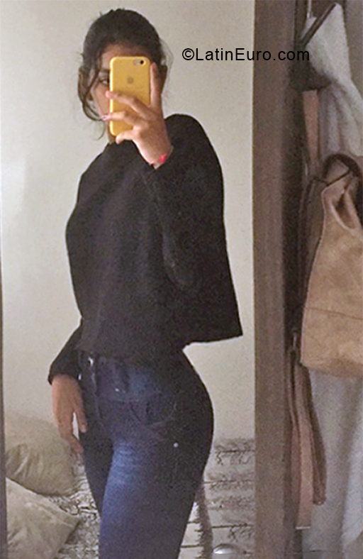 Date this stunning Colombia girl Natalia from Bogota CO30621