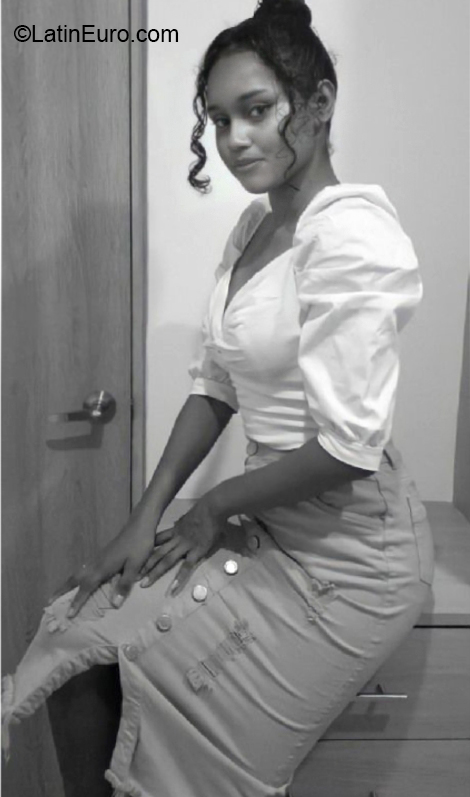 Date this tall Canada girl Nay from Toronto CA861