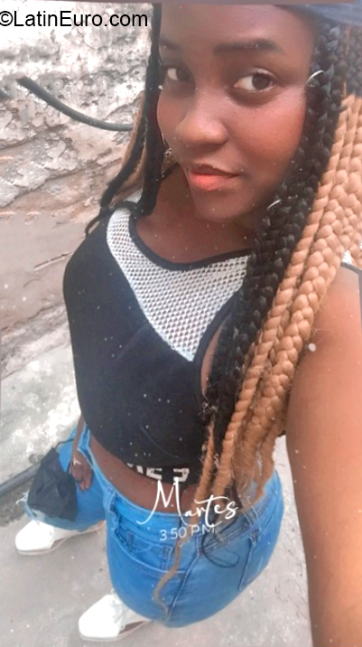 Date this voluptuous Cuba girl Dora from La Habana CU789