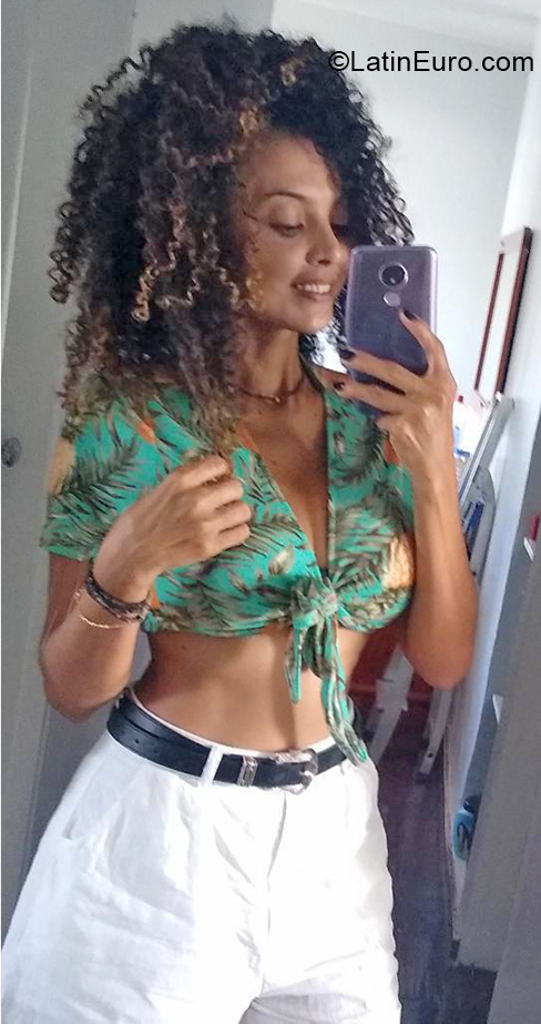 Date this good-looking Brazil girl Maria from Brasilia BR11442