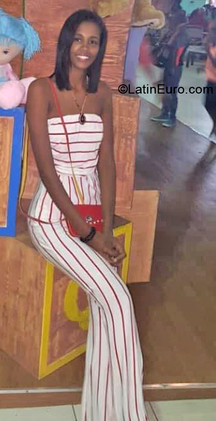Date this hot Dominican Republic girl Esras from Santo Domingo DO40191