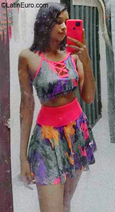 Date this attractive Colombia girl Camila from Yondo CO30940