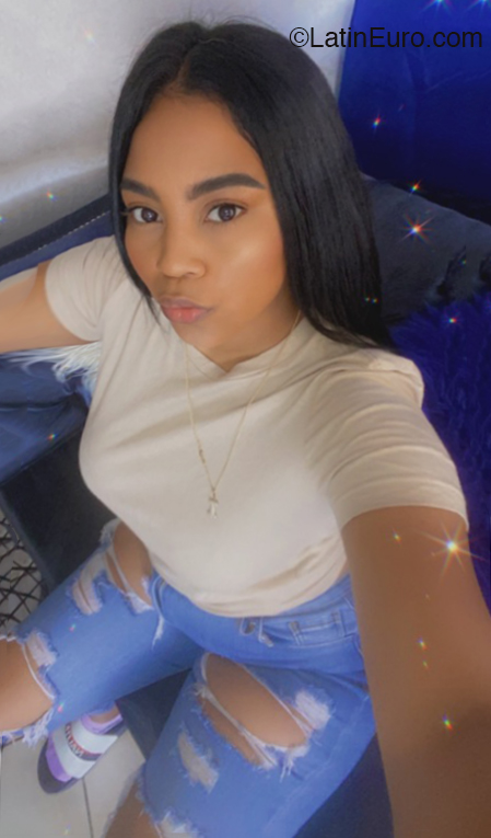 Date this sultry Dominican Republic girl Roussel from Santo Domingo Norte DO40294