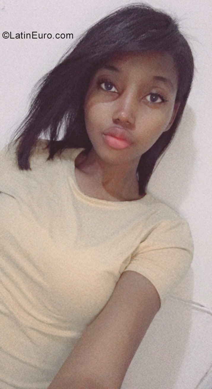 Date this sensual Dominican Republic girl Debora from Santo Domingo DO40356