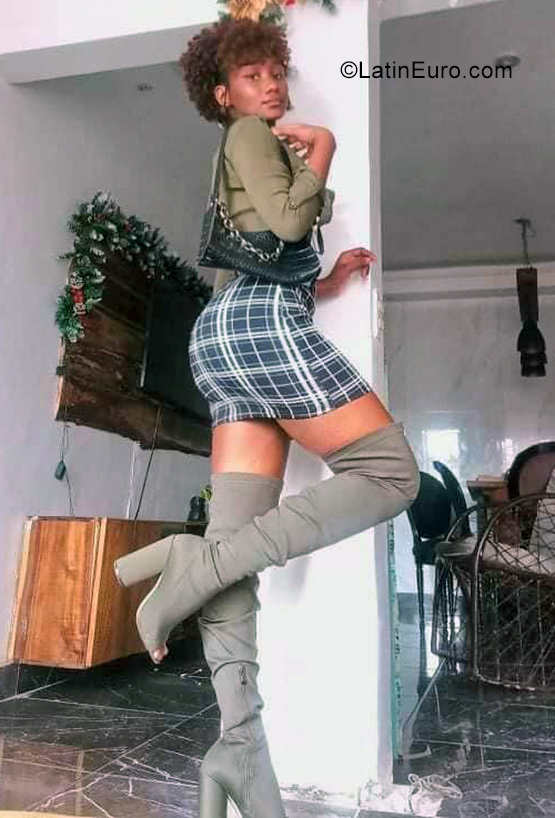 Date this good-looking Dominican Republic girl Hillary from Santo Domingo DO40385