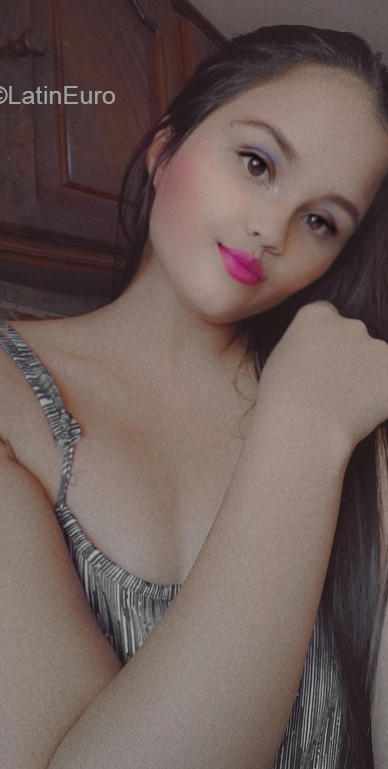 Date this charming Venezuela girl Camilahiollm from Valencia VE4147