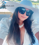 happy United States girl Carolina from Myrtle Beach US21662