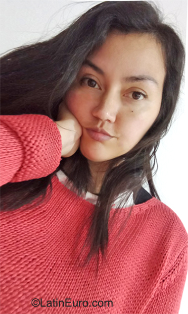 Date this nice looking Peru girl Luna from Lima PE1988