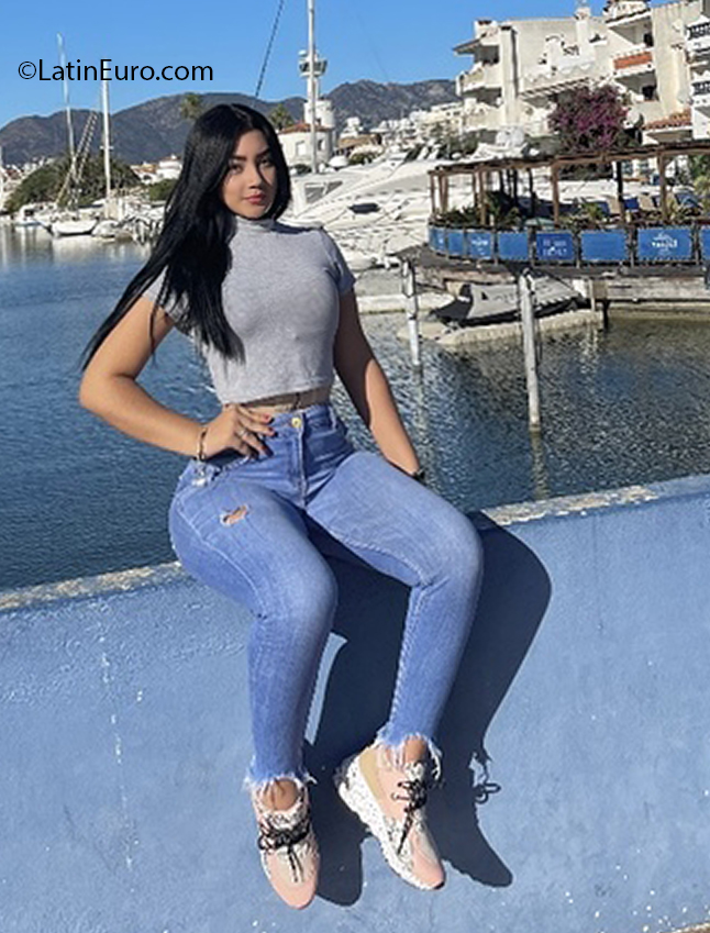 Date this happy Spain girl Nata_oficial from Barcelona ES701