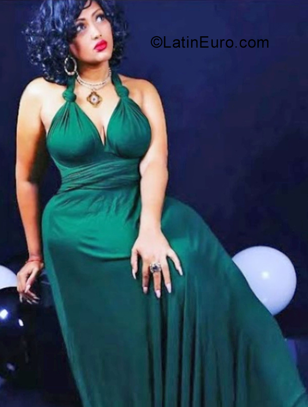 Date this voluptuous Dominican Republic girl Alexa from Santo Domingo DO40762