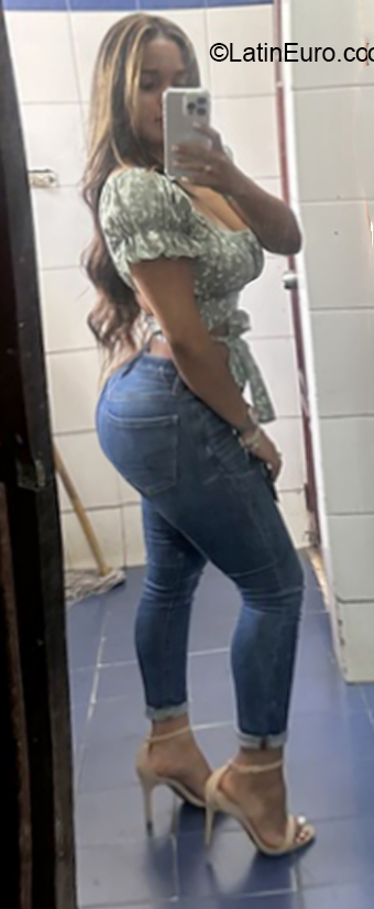 Date this foxy Dominican Republic girl Luna from Santo Domingo DO40823