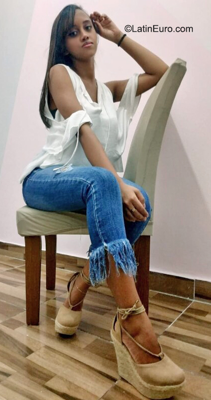 Date this nice looking Brazil girl Larissa from Salvador BR11923