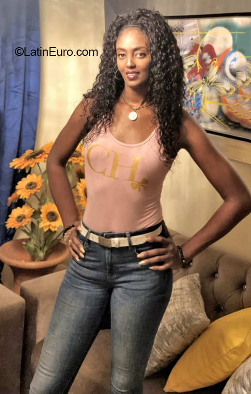 Date this sensual Dominican Republic girl Elizabeth from Santo Domingo DO40950