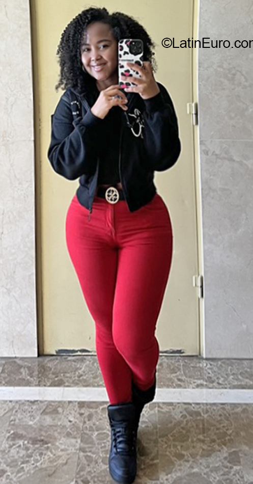 Date this attractive Spain girl Maryi from Valencia ES722