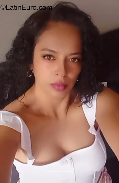 Date this lovely Colombia girl Isabella from Bogota CO32131
