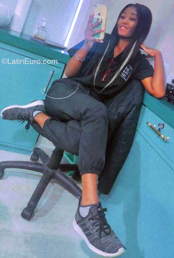 Date this pretty Dominican Republic girl Karla from Santo Domingo DO43190