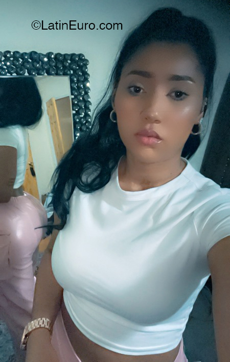 Date this tall United States girl Cris from New York US22095