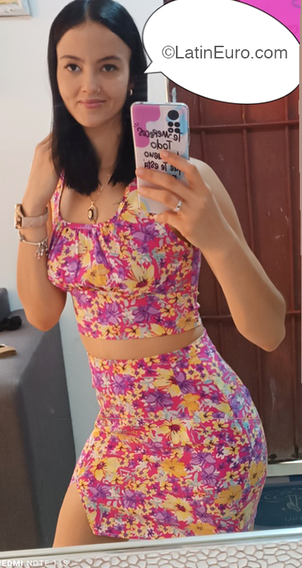 Date this sensual United States girl Yomaira from Miami US22355