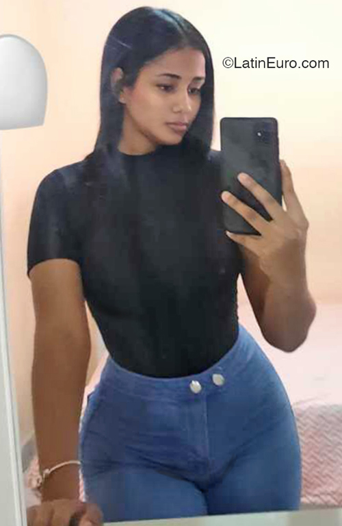 Date this attractive United States girl Angela from Santo Domigno DO46647