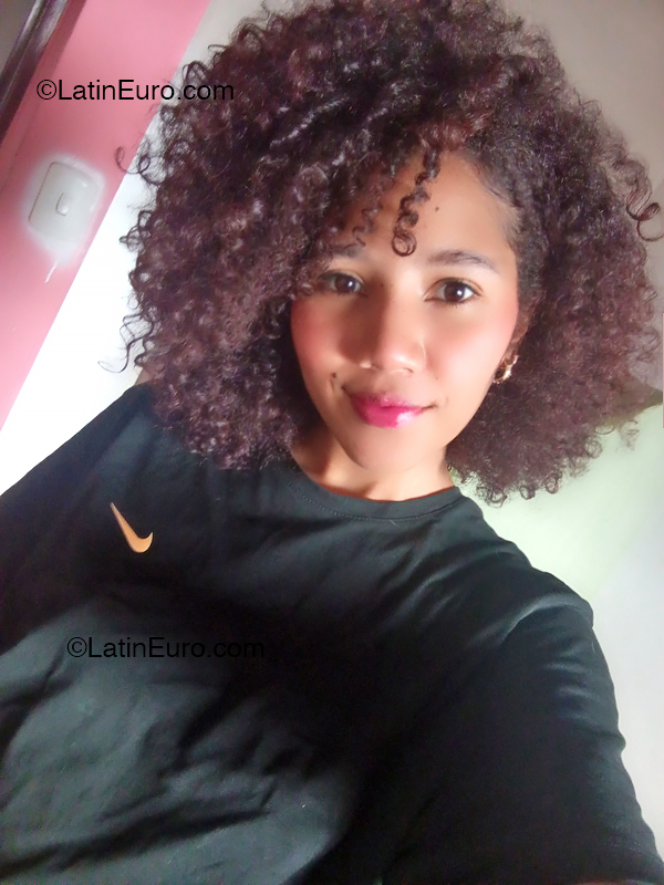 Date this good-looking Venezuela girl Indiri from Caracas VE4889