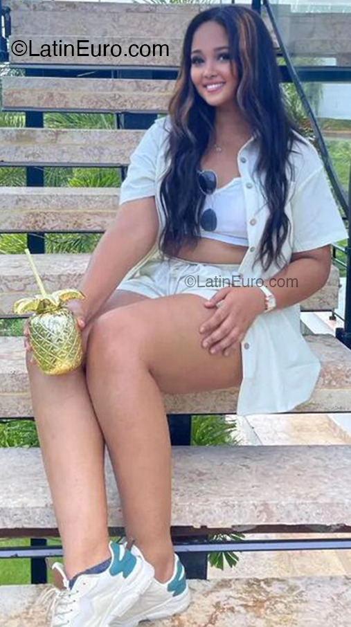 Date this foxy Dominican Republic girl Smirna from Santo Domingo DO52801