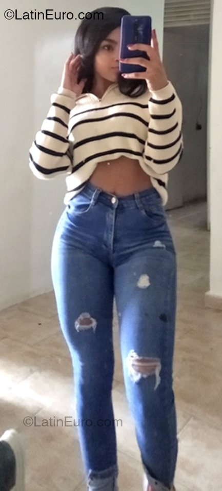 Date this good-looking Venezuela girl Ashly from Caracas VE5057