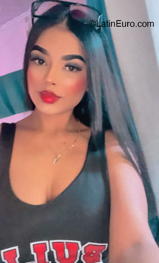 Date this funny Colombia girl Valeria from Medellin CO33238