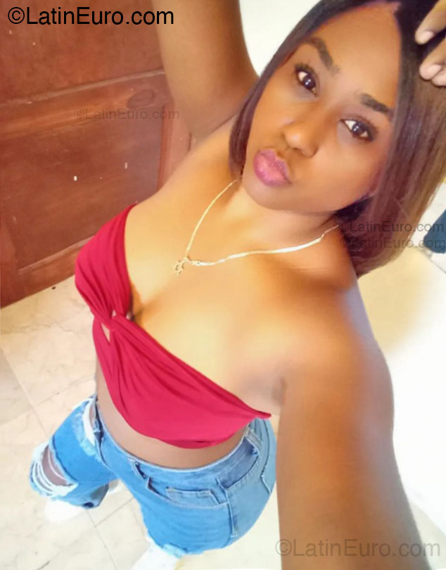 Date this cute Dominican Republic girl Paola from Santo Domingo DO54482
