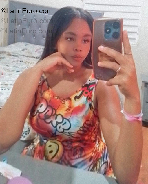 Date this happy Dominican Republic girl Alex from Santo Domingo DO54922