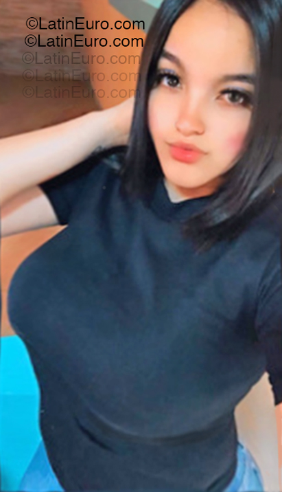 Date this happy Dominican Republic girl Yismeiri from Santo Domingo DO55052