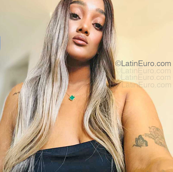 Date this voluptuous Dominican Republic girl Debora from Santiago DO55266