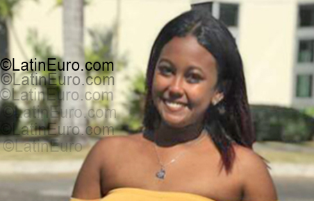 Date this happy Dominican Republic girl Carolyn Gonzalez from Punta Cana DO55464