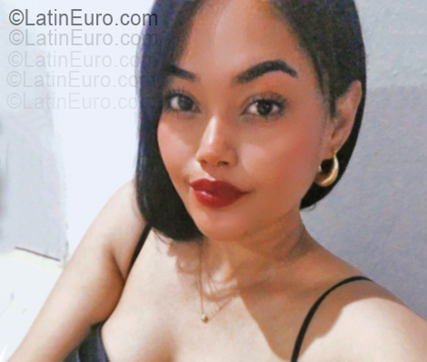 Date this athletic United States girl Adriana from  DO55492