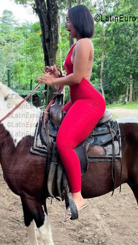 Date this voluptuous Dominican Republic girl Carolina from Azua DO55909