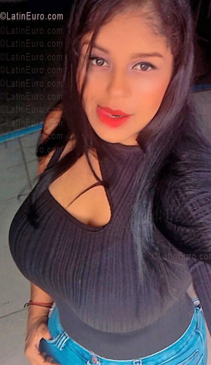 Date this happy Venezuela girl Yary from Aragua VE5412