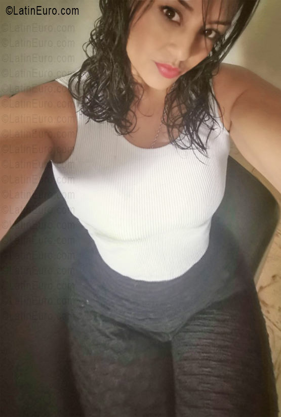 Date this beautiful Colombia girl Ana from Cali CO33659