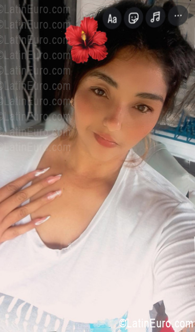 Date this happy Colombia girl Kelly from Medellin CO33668