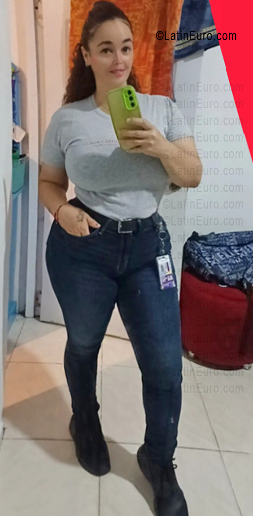 Date this nice looking Dominican Republic girl Loyda from Monsenor Nouel DO56187