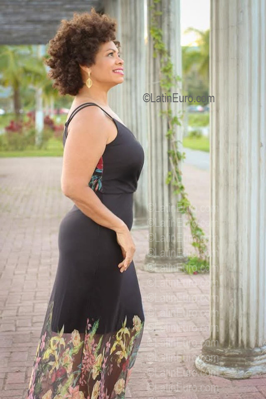 Date this attractive Brazil girl Maria from Maringa BR12426