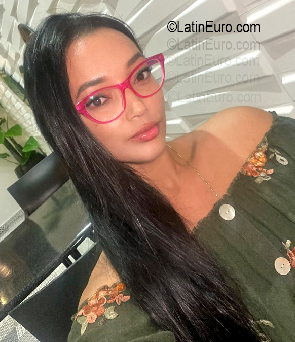 Date this nice looking Dominican Republic girl Katherine from Santiago DO56769