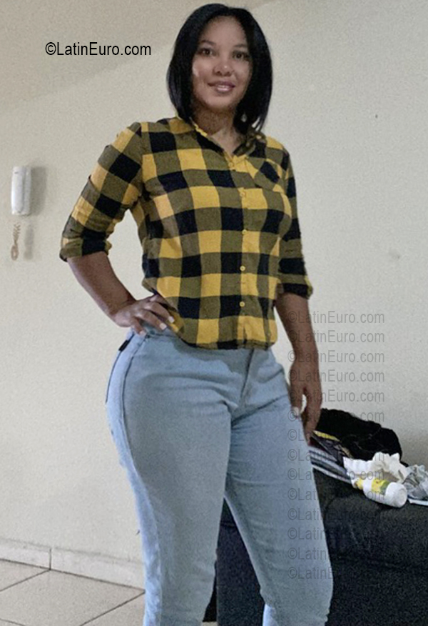 Date this attractive Dominican Republic girl Yaniris from Santiago DO56891