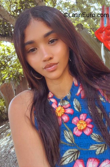 Date this hard body Dominican Republic girl Nicol from Santiago DO57068