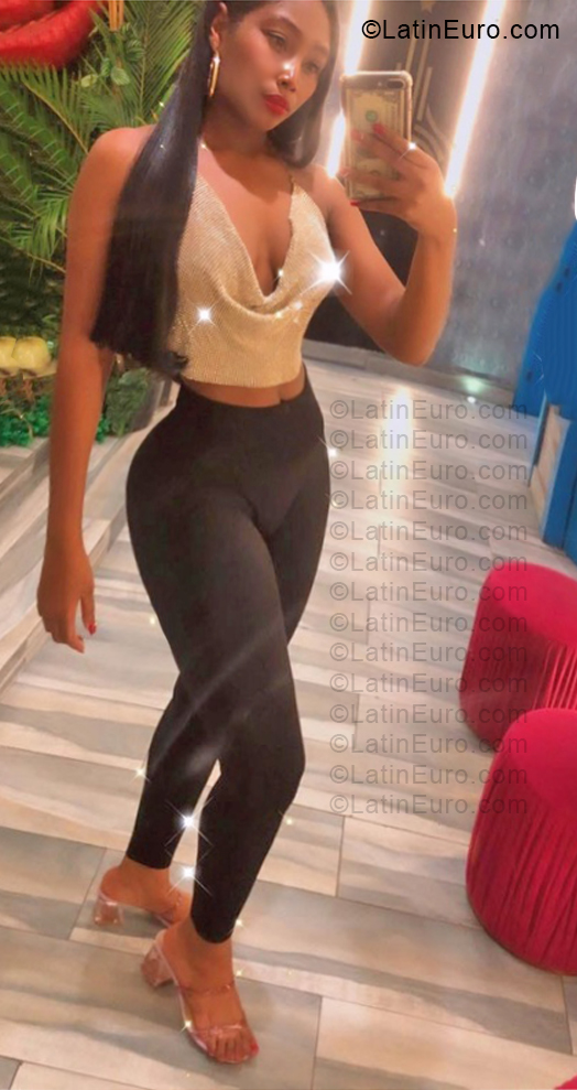 Date this gorgeous Dominican Republic girl Lesly from Santo Domingo DO57326
