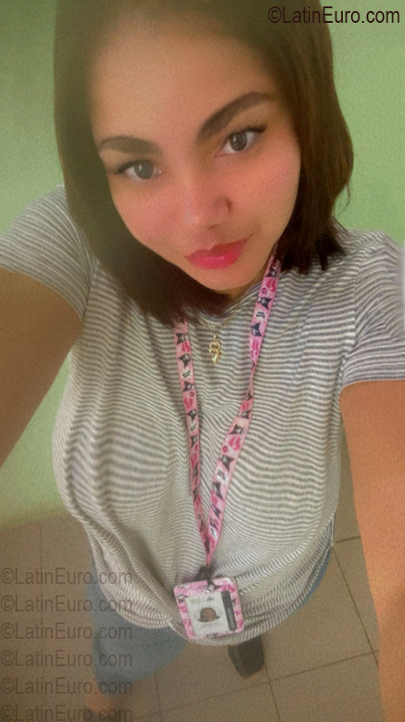 Date this stunning Dominican Republic girl Evelina from Santo Domingo DO57360